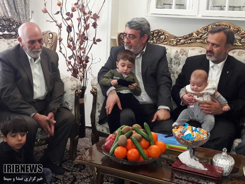 دیدار وزیر کشور با خانواده شهیدان محمدی مفرد و اعتمادی دیدار وزیر کشور با خانواده شهیدان محمدی مفرد و اعتمادی