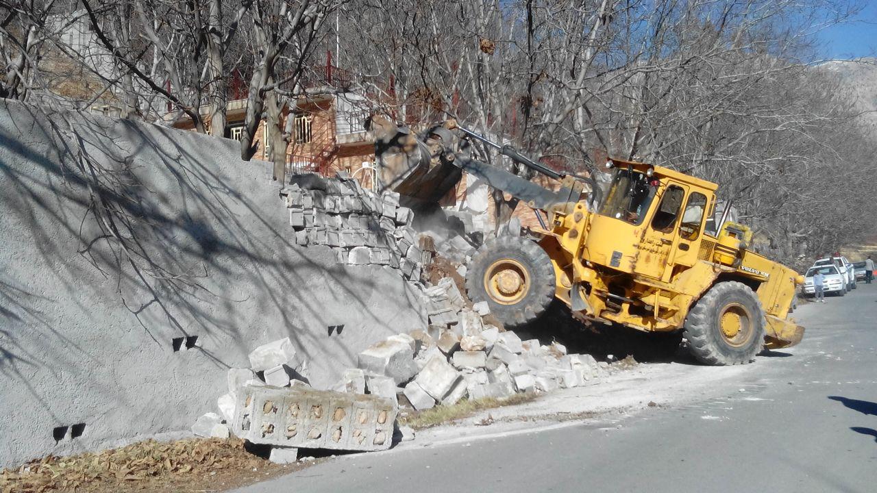 تخریب ساخت و ساز هفت  مورد باغ در روستای تنگ سریز روستای بویراحمد