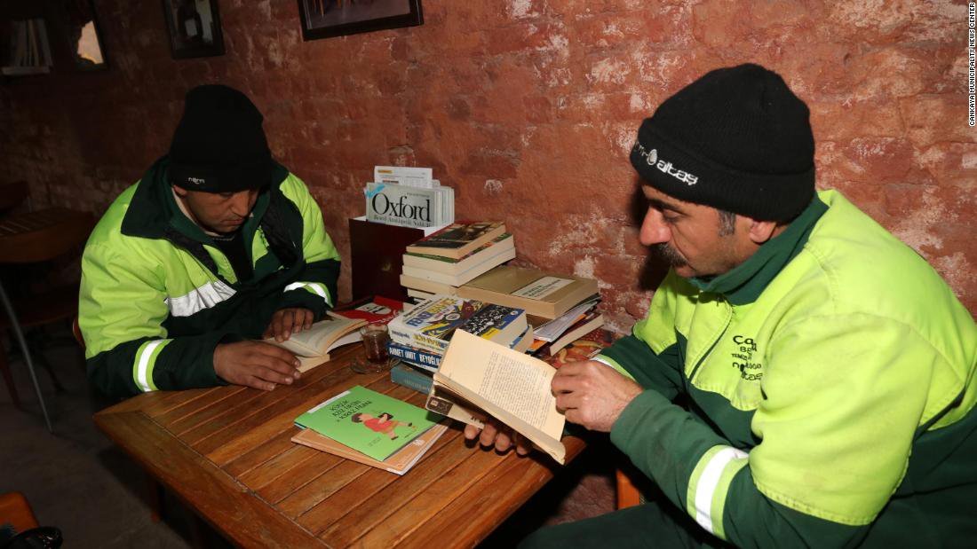 پاکبانان ترکيه با کتاب هاي دور ريخته شده کتابخانه ساختند