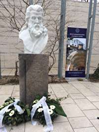 مجسمه حافظ در شهر پچ مجارستان رونمایی شد