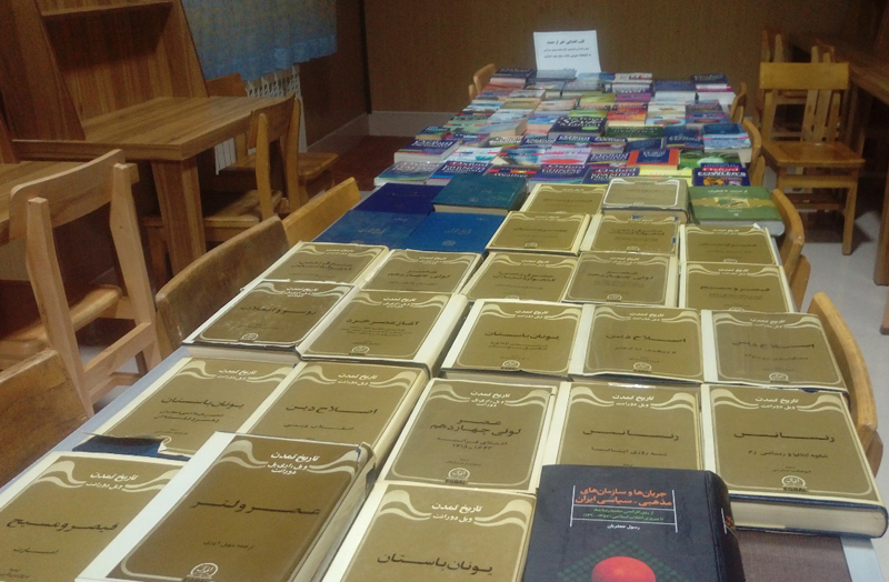 اهدای کتاب به کتابخانه عمومی علامه شیخ مفید اسلامیه