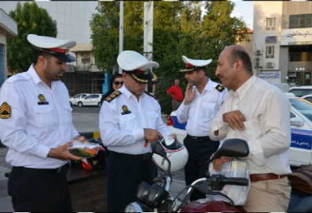 اهدا کلاه ایمنی رایگان به موتورسواران در بوشهر