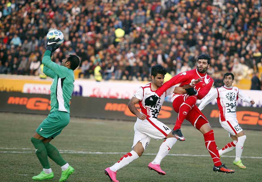 حاشيه ها، آسمان ليگ فوتبال را هم آلوده کرد