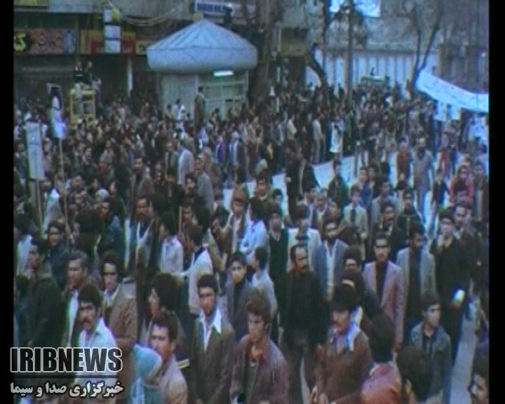 واکنش مردم شیراز به انتشار مقاله توهین امیز به امام خمینی (ره)+ فیلم واکنش مردم شیراز به انتشار مقاله توهین امیز به امام خمینی (ره)+ فیلم