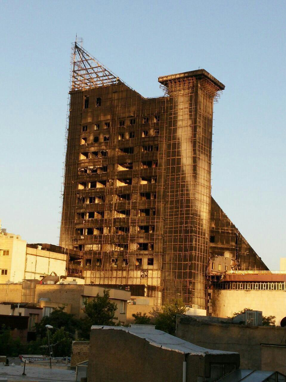 مهار آتش سوزی در مجتمع تجاری سلمان مشهد