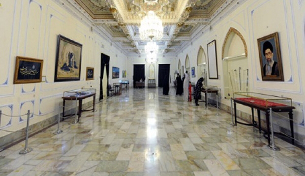 نمایش قرآن به دستخط مبارک حضرت علی ابن موسی الرضا (ع)  در موزه آستان قدس رضوی