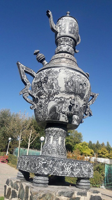 نصب تندیس یک سماور سنگی 10 تنی درمشهد