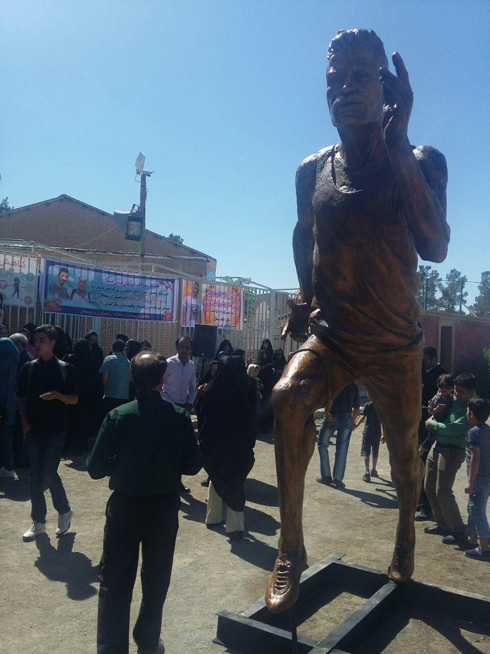 رونمایی از تندیس دونده المپیکی ایران در تربت حیدریه