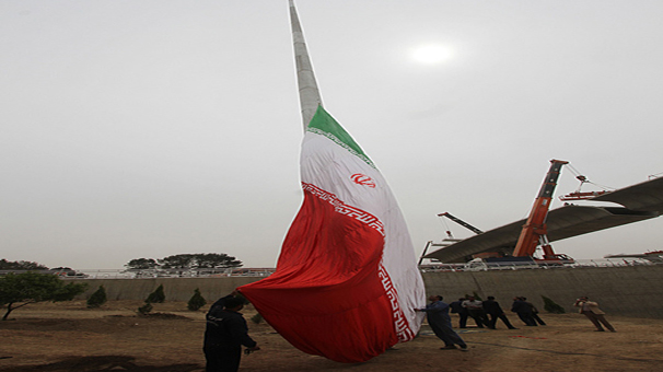 نصب بزرگترین پرچم کشور در میدان استقلال شهر اصفهان