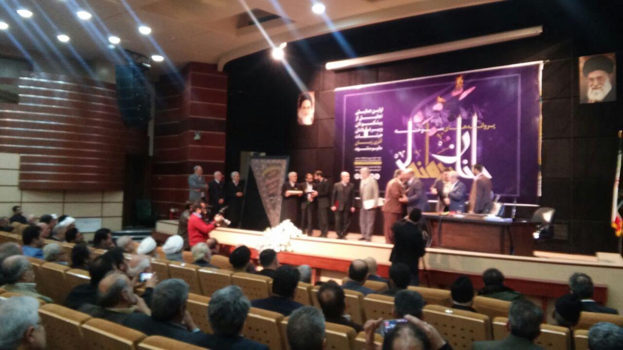 اهداء نخستین پرچم هیاتهای آذربایجانی مقیم مشهد به حرم رضوی