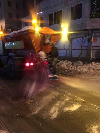 اجرای طرح نمک پاشی مکانیزه در محلات شهر کهریزک اجرای طرح نمک پاشی مکانیزه در محلات شهر کهریزک