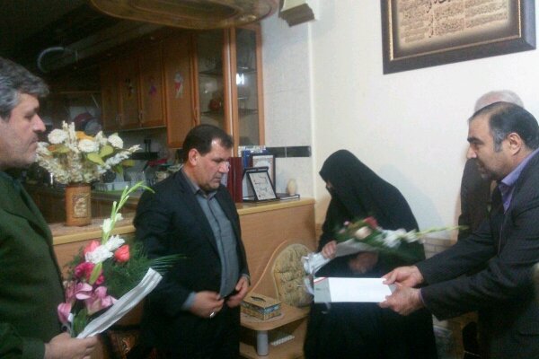 سرکشی استاندار از خانواده شهید در گچساران