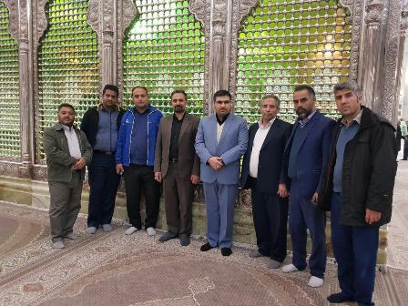 کارکنان شهرداری کهریزک با غبار روبی مزار شهدا یاد شهیدان را گرامی داشتند