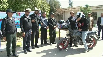 اهداء کلاه ایمنی به موتورسواران در گچسارانی