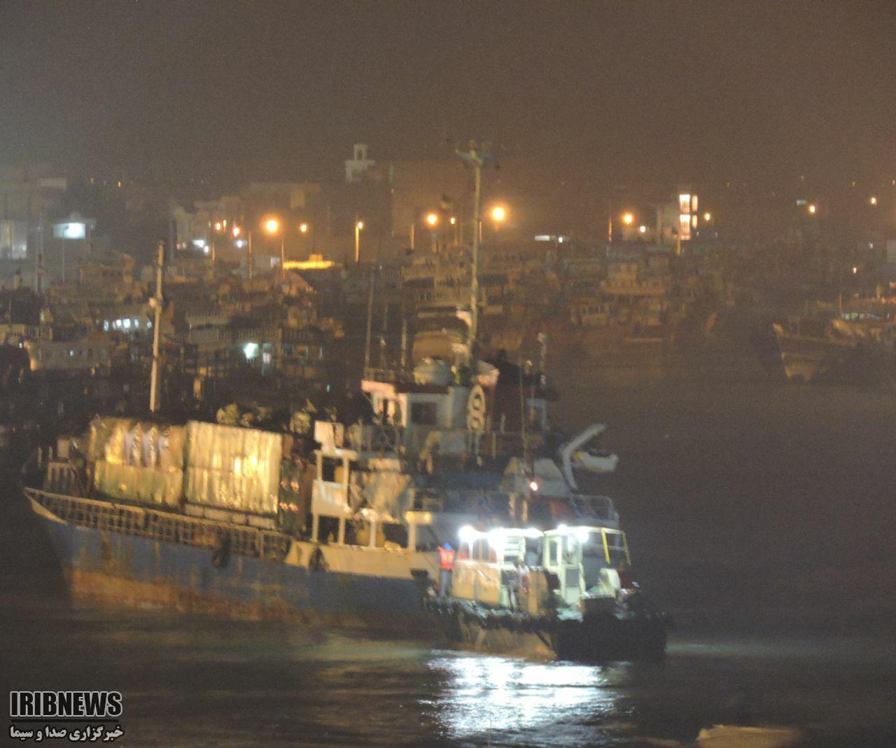 آتش سوزی یک فروندکشتی فلزی در گناوه