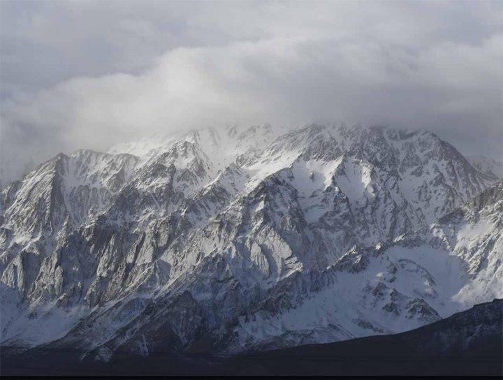 طناب کشی صخره‌ها برای ایجاد زنجیره انتقال اجساد