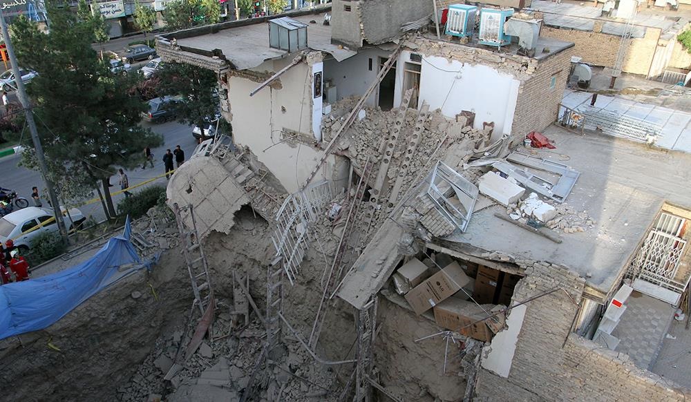 واحد مسکونی ۲طبقه عصر امروز در مشهد فروریخت