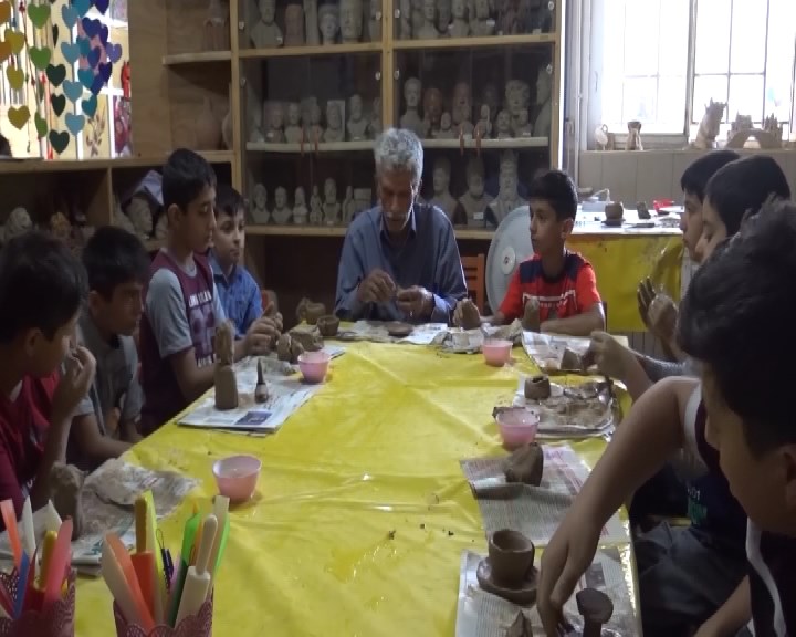 اشتیاق سی ساله استاد شریفیان برای آموزش سفالگری به کودکان و نوجوانان +گزارش