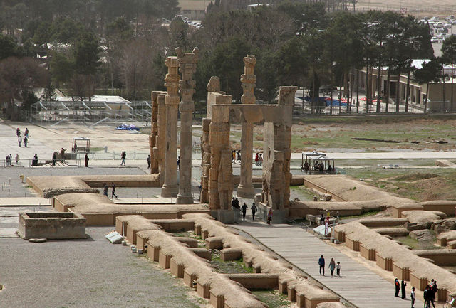 برچیده شدن درختکاری غیر مجاز در حریم درجه یک مجموعه جهانی تخت جمشید برچیده شدن درختکاری غیر مجاز در حریم درجه یک مجموعه جهانی تخت جمشید