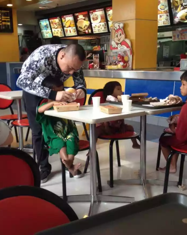 مردی که تحسین کاربران اینترنت را برانگیخت