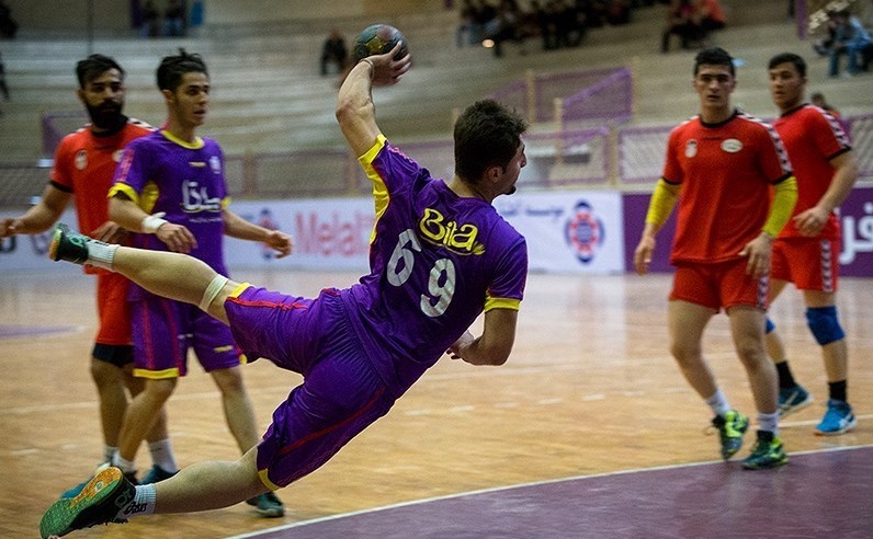 آزاد: ملی پوشان بخاطر پول روی زمین مانده اند آزاد: ملی پوشان بخاطر پول روی زمین مانده اند