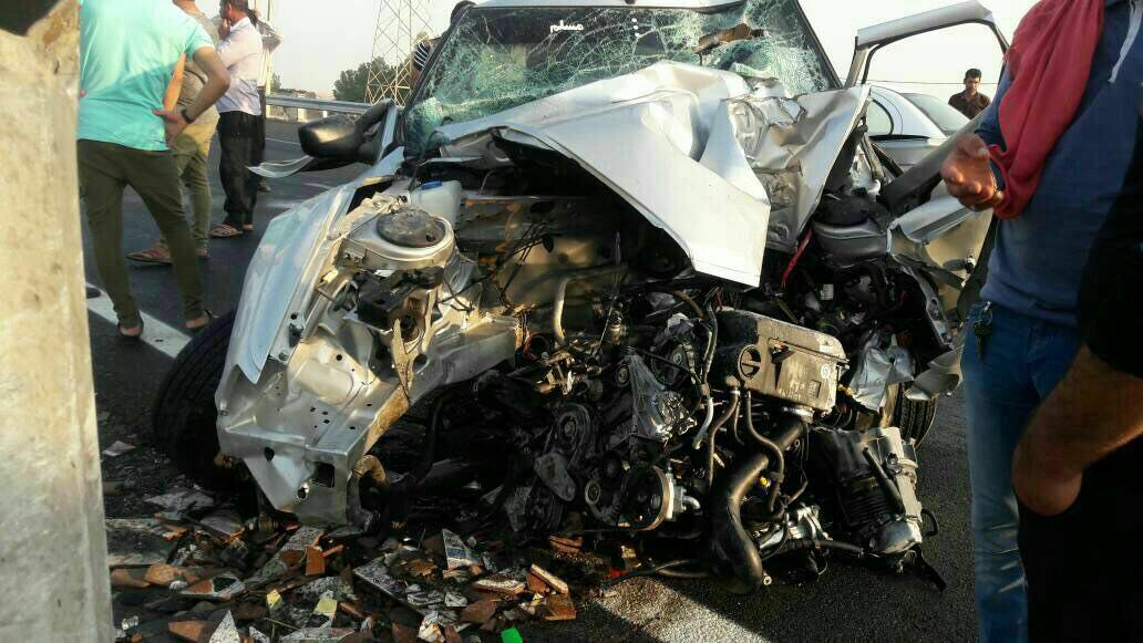 بر اثر  برخورد پژو با تیر چراغ برق در محور قدیم بندر ماهشهر به اهواز سه نفر جان باختند.به گزارش خبرگزاری صدا و سیما مرکز خوزستان ، رئیس پلیس راه خوزستان گفت : در این حادثه ساعت 6 صبح امروز به وقوع پیوست سه سرنشین این خودرو جان خود را از دست دادند.سرهنگ رضا دولتشاهی افزود : 2 سرنشین دیگر این خودرو نیز مصدوم که به بیمارستان منتقل شدند.وی اظهارداشت : علت این حادثه خواب آلودگی راننده پژو 405 بوده است.