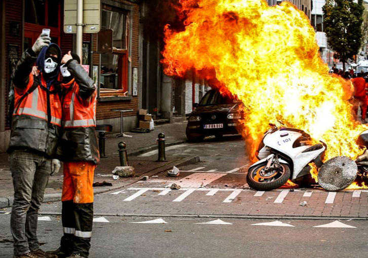 این طب سلفی گرفتن هم واگیر دار است این طب سلفی گرفتن هم واگیر دار است