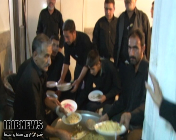پخت غذای نذری در ماه محرم در شهر بن + فیلم