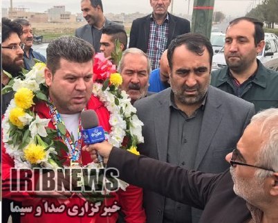 مدال طلای رقابت های پاورلیفتینگ جهان بر گردن ورزشکار سلماسی