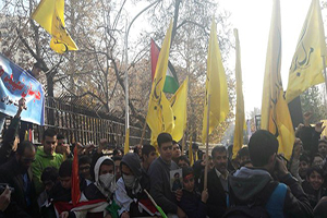 تجمع اعتراض آمیز دانش آموزان تهرانی به اقدام اخیر آمریکا مقابل سفارت سوییس