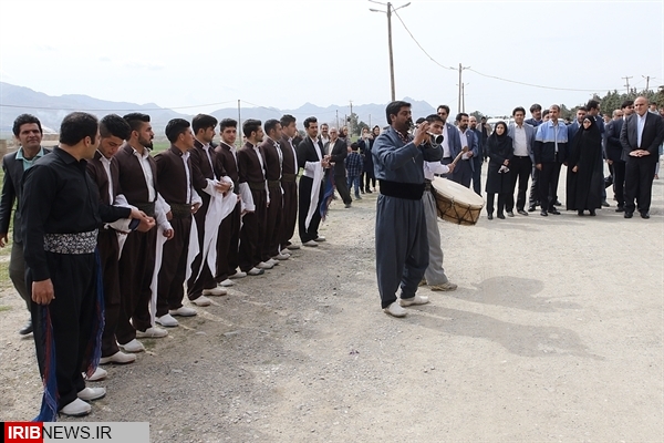 برپایی نمایشگاه بلوط در بیستون