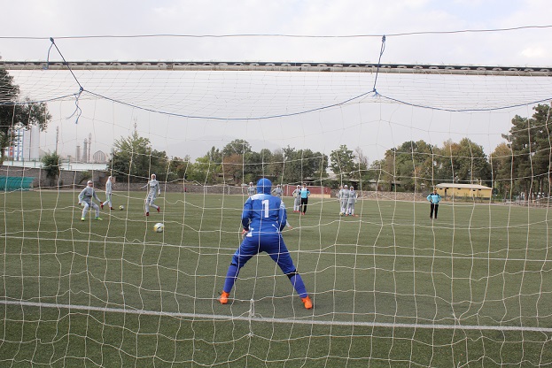 دعوت دختر فوتبالیست اصفهانی به اردو