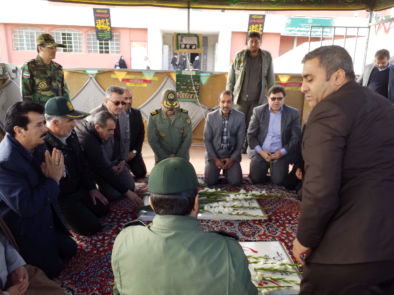 ادای احترام فرمانده اماد و پشتیبانی ارتش به شهدای گمنام آمادگاه آبیک ادای احترام فرمانده اماد و پشتیبانی ارتش به شهدای گمنام آمادگاه آبیک