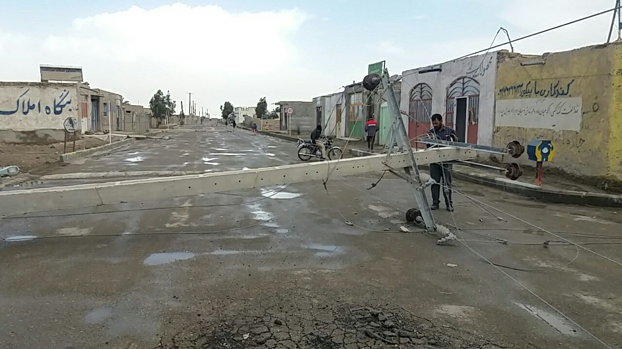 سقوط 28 تیر برق در شهر علی اکبر هامون بر اثر طوفان | خبرگزاری صدا و سیما