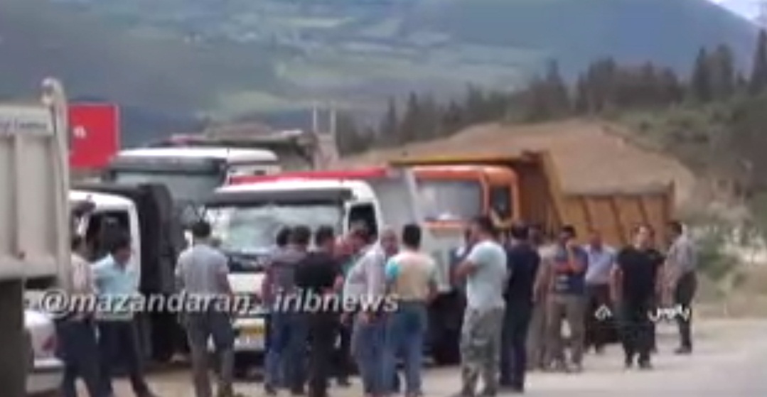 تجمع کامیون داران به گرانی شن و ماسه