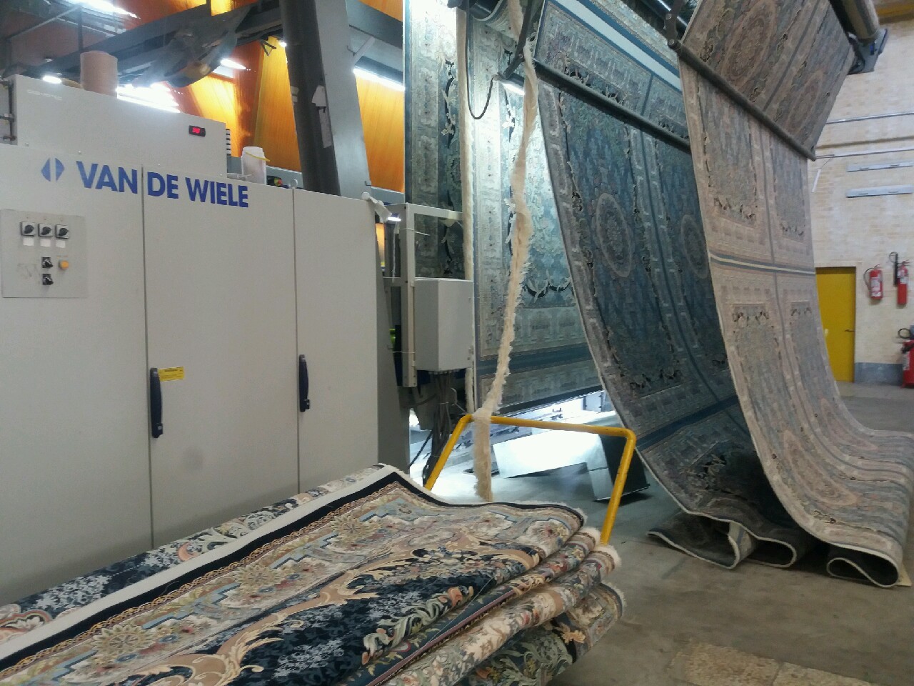 بافت نخستین فرش 1500 شانه هشت رنگ در کاشان