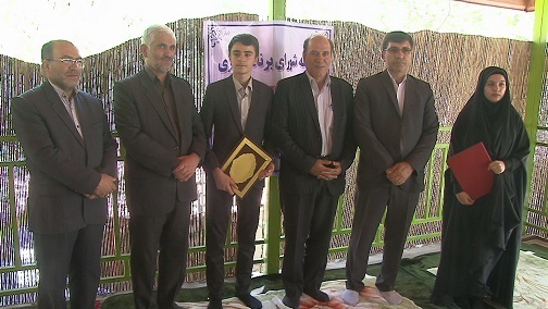 اعطا حکم مشاور مدیرکل آموزش وپرورش به ۲ دانش آموز استان