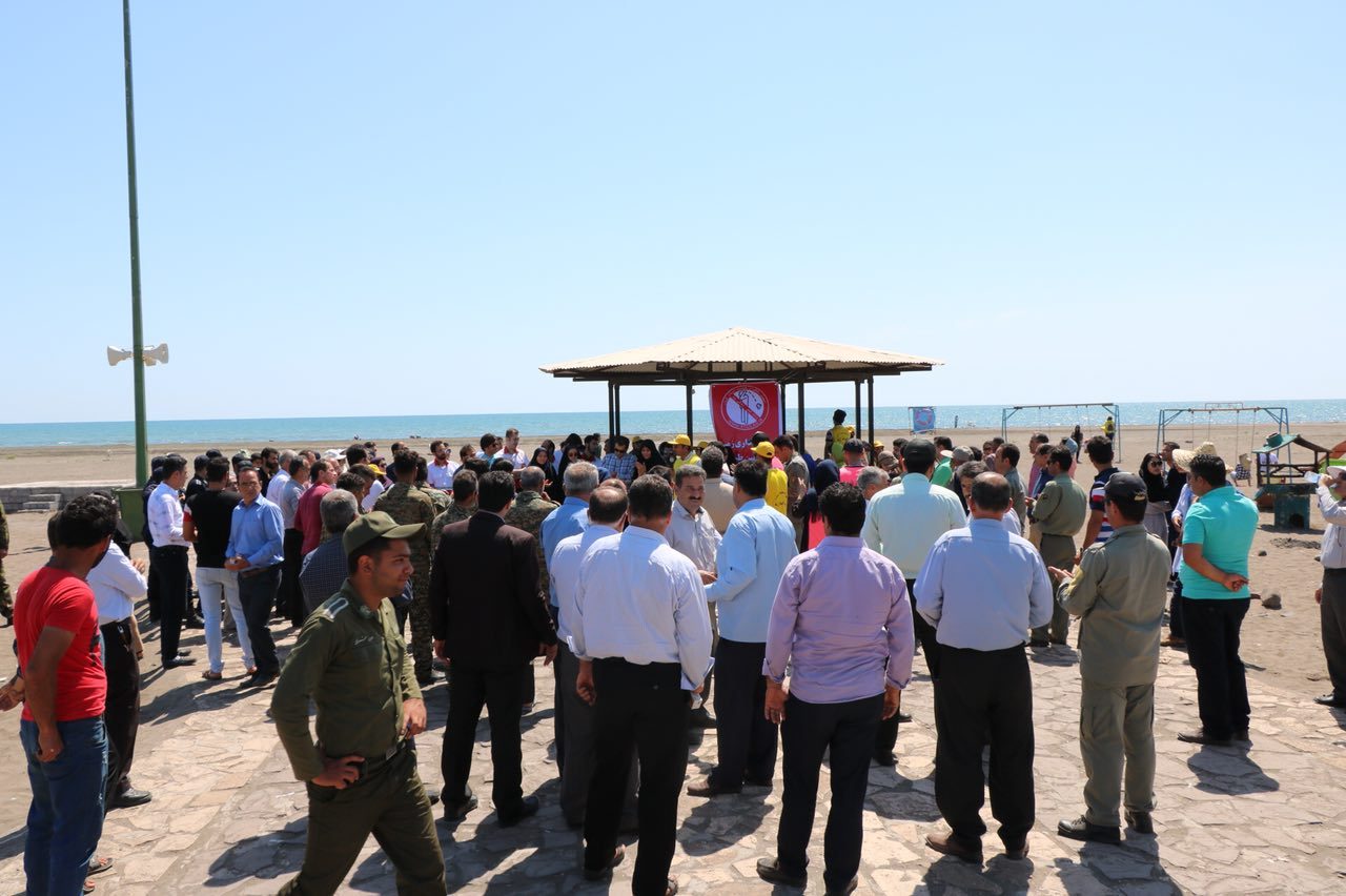 پاکسازی زباله های ساحل دریا