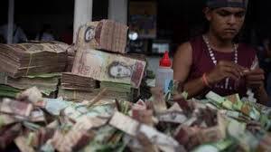 مردم ونزوئلا محتاطانه برای به گردش درآمدن اسکناس جدید آماده می شوند مردم ونزوئلا محتاطانه برای به گردش درآمدن اسکناس جدید آماده می شوند