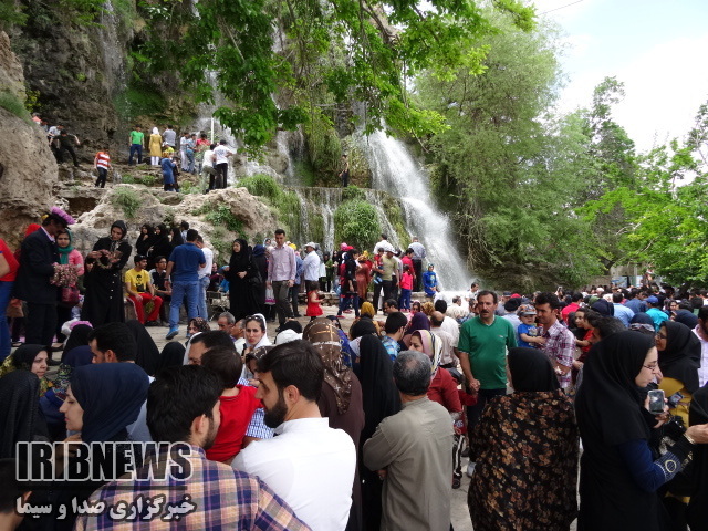 آبشار نیاسر کاشان میزبان گردشگران تابستانی | خبرگزاری صدا و سیما