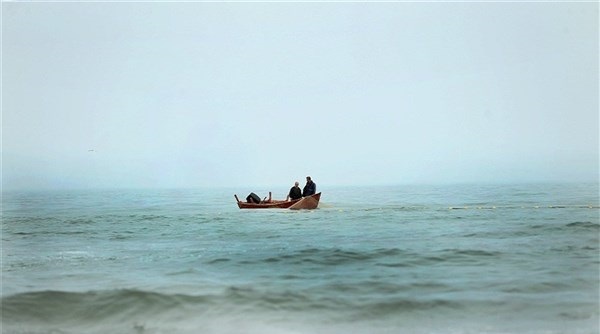 نجات زوج جوان سرگردان بر موج‌های دریا