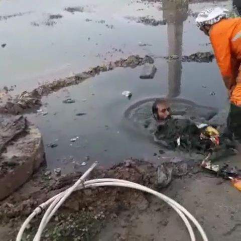 شهری با فاضلابهای مسدود