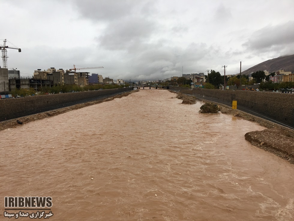 سیل از بالادست به سمت رودخانه خشک در حرکت است