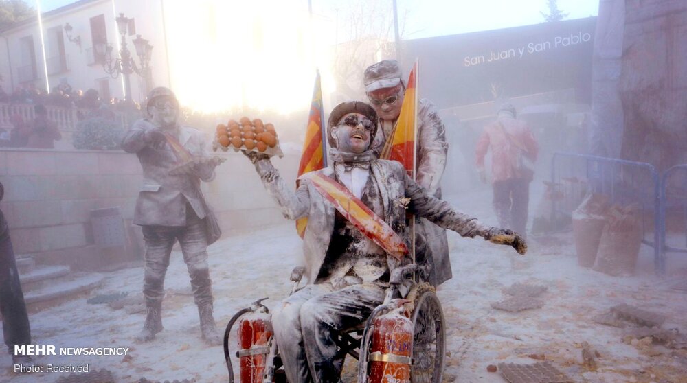 جنگ آرد و تخم مرغ در اسپانیا +تصاویر