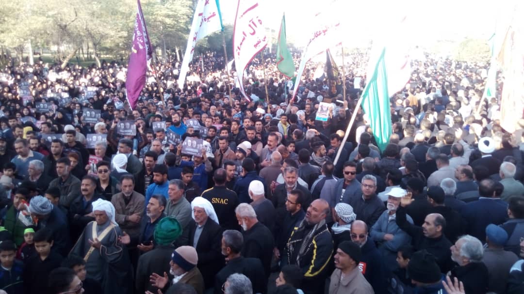 ورود پیکر شهید ابومهدی المهندس به میان مردم در آبادان