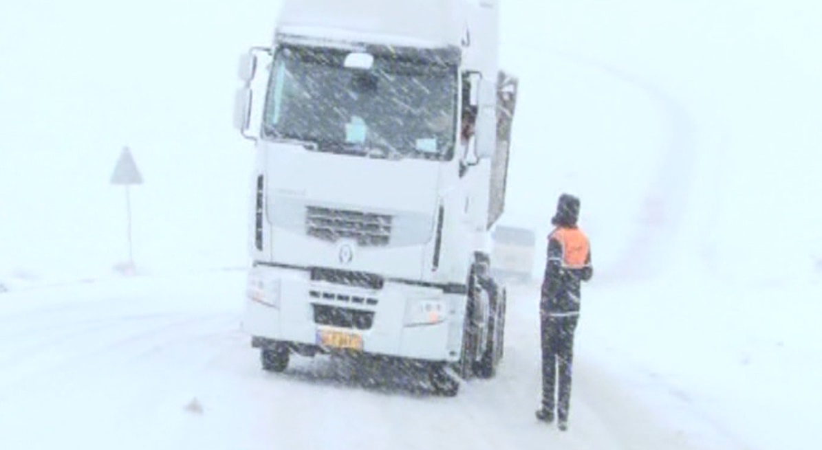 بارش برف و باران و لغزندگی جاده های کردستان بارش برف و باران و لغزندگی جاده های کردستان