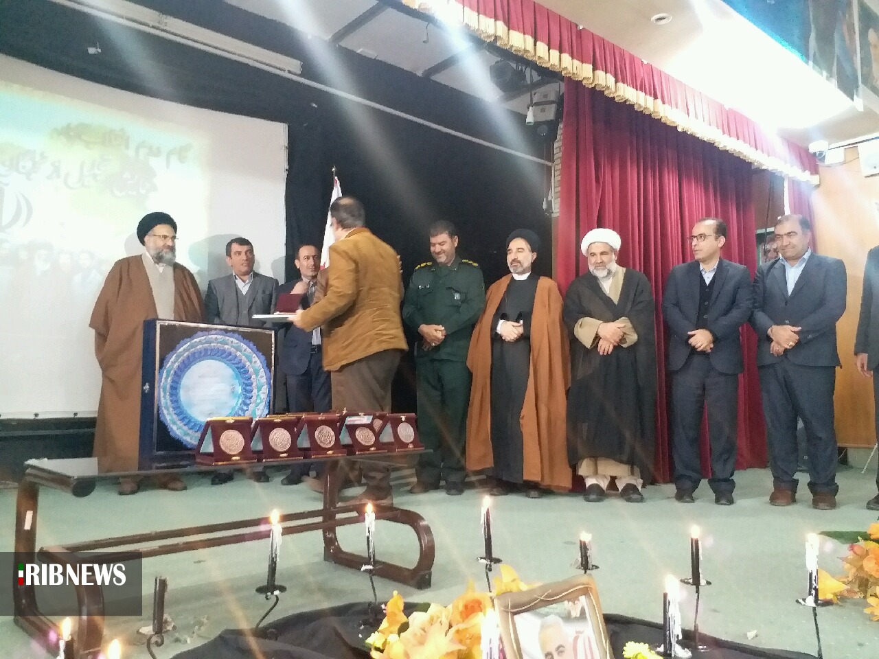 تجلیل از نخبگان شاهد و ایثارگر استان تجلیل از نخبگان شاهد و ایثارگر استان