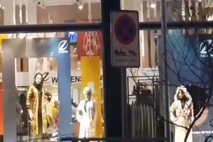 ممنوعیت استفاده از مانکن زنده در ویترین فروشگاه‌ها