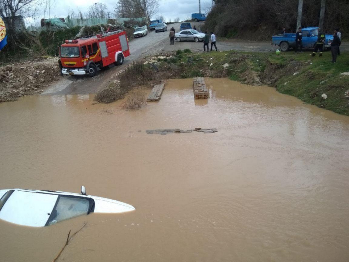 نجات سرنشینان خودروی غرق شده در رودخانه سیاهرود جویببار