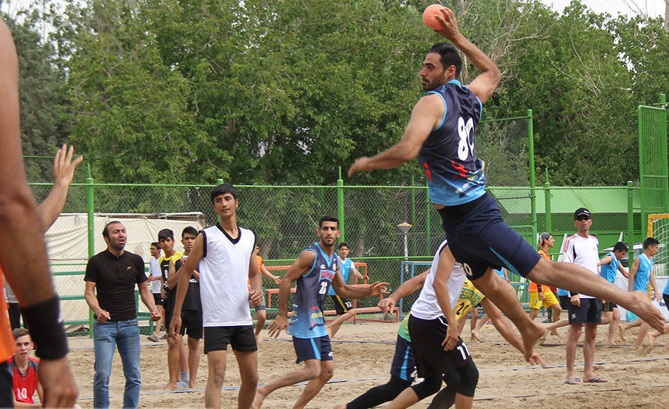 آغاز مسابقات هند بال ساحلی به مناسبت هفته فرهنگی اصفهان